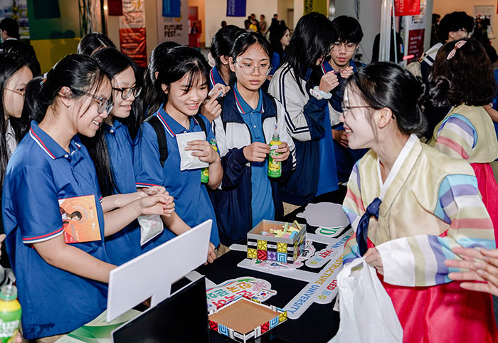 Trường ĐH Văn Lang tổ chức hoạt động hướng nghiệp cho hơn 12.000 học sinh phía Bắc