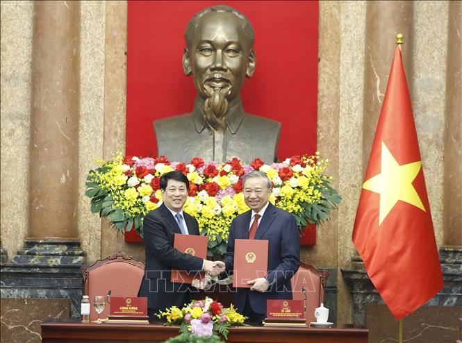 Bàn giao công tác giữa Tổng Bí thư, Chủ tịch nước Tô Lâm và nguyên Chủ tịch nước Lương Cường