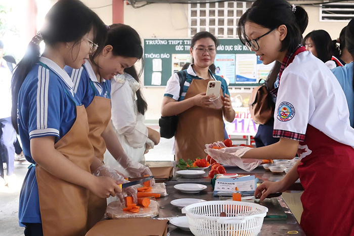 Một trường THPT tại TP.HCM cho phụ huynh, học sinh lớp 9 trải nghiệm bữa ăn bán trú