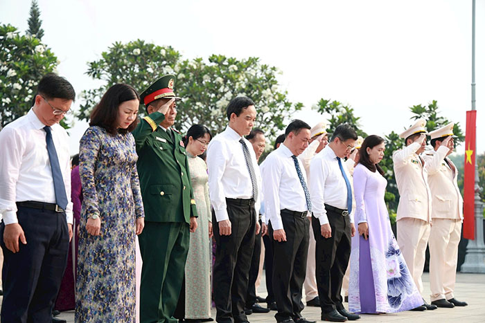 Đoàn lãnh đạo TP.HCM dâng hoa, dâng hương các anh hùng liệt sĩ