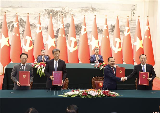 Việt Nam và Trung Quốc ký 32 văn kiện hợp tác