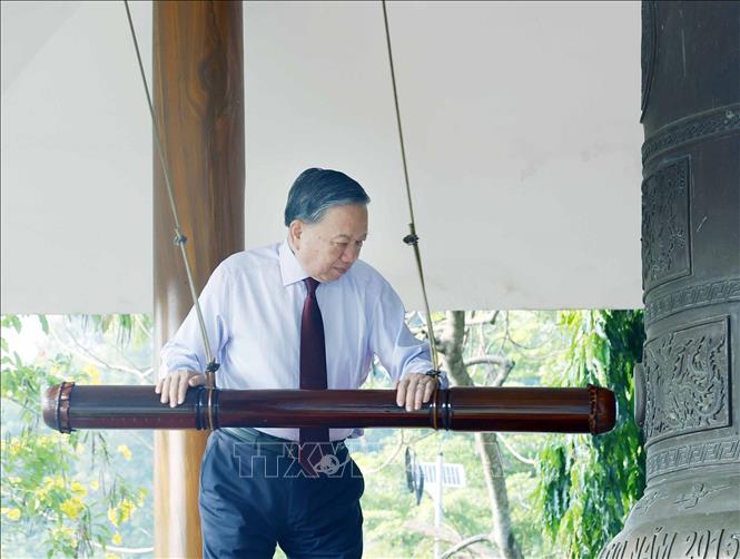 Tổng Bí thư, Chủ tịch nước Tô Lâm dâng hương tưởng niệm các Anh hùng liệt sĩ tại Tây Ninh