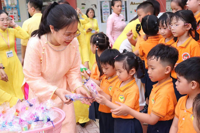 Vui sao ngày đầu làm quen trường tiểu học