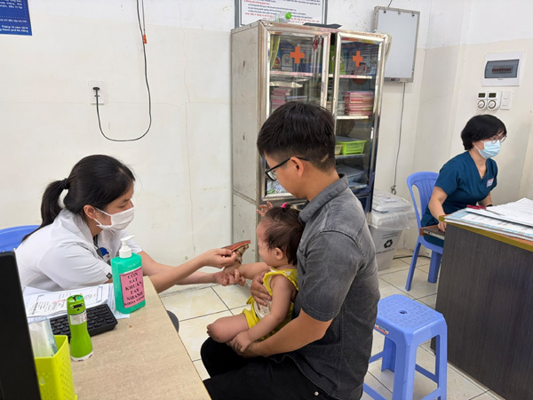 Nắng nóng, trẻ nhập viện gia tăng cao