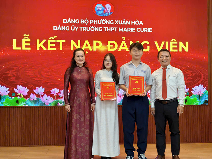 Hai học sinh lớp 12 được kết nạp Đảng dịp sinh nhật Bác