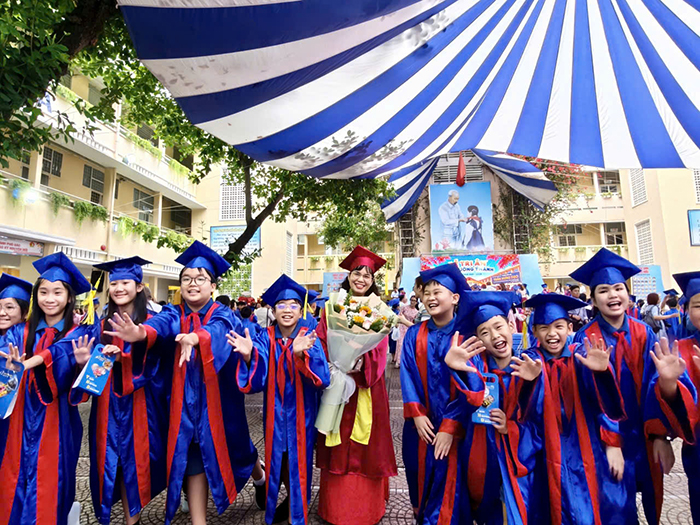 Cô hiệu trưởng trao học sinh lớp 5 “3 chiếc chìa khóa” trong ngày rời xa mái trường