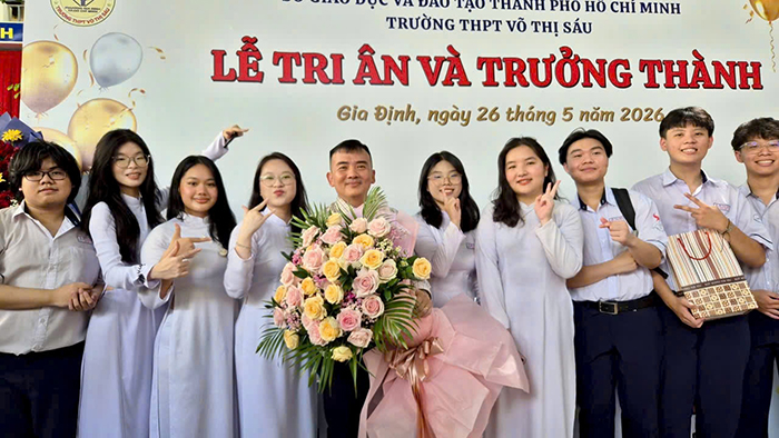 Hiệu trưởng Trường THPT Võ Thị Sáu tặng học sinh lớp 12 chữ “Tĩnh” trong lễ trưởng thành