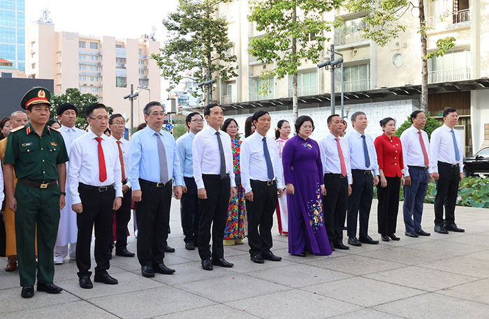 Lãnh đạo TP.HCM dâng hoa Chủ tịch Hồ Chí Minh