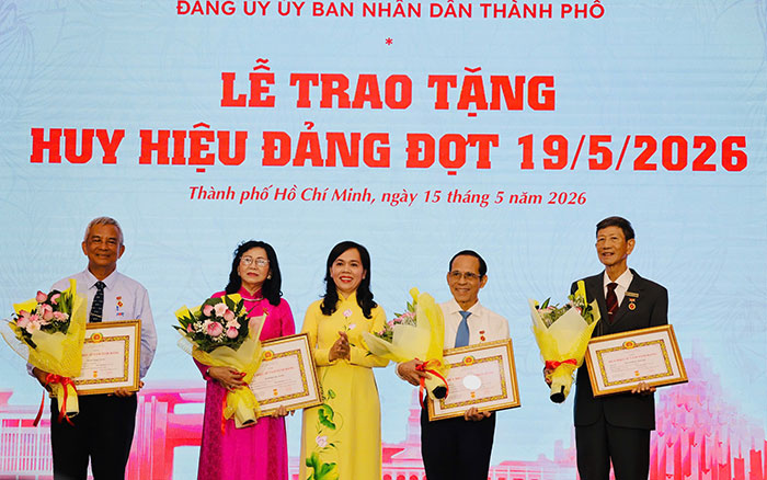 Đảng ủy UBND TP.HCM trao tặng Huy hiệu Đảng đợt 19-5