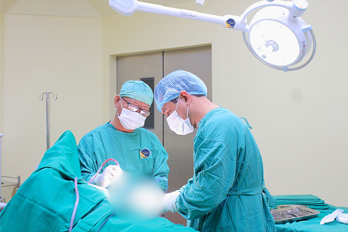 Nguy kịch vì cọng kẽm 18cm “lạc” vào khoang màng phổi