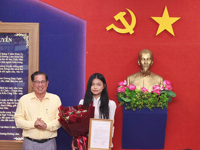 Đảng bộ Trường THPT Ngô Quyền: Thêm 2 đảng viên mới là học sinh