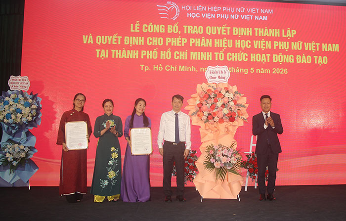 Phân hiệu Học viện Phụ nữ Việt Nam tại TP.HCM được trao quyết định thành lập