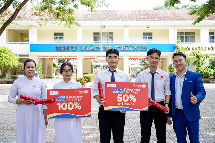 Tổng kết hành trình trao học bổng sớm, UEF tiếp sức cho 2.000 thí sinh vững tin vào đại học