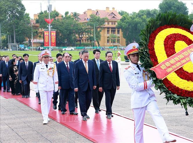 Kỷ niệm 136 năm Ngày sinh Chủ tịch Hồ Chí Minh: Lãnh đạo Đảng, Nhà nước vào Lăng viếng Bác