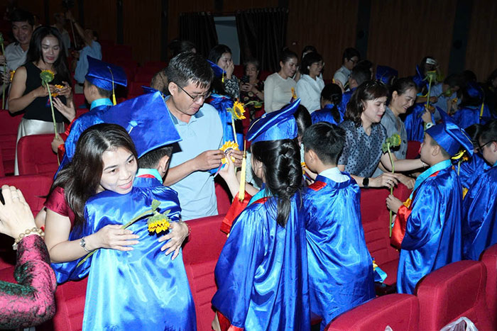 Xúc động hình ảnh học sinh lớp 5 cúi đầu tri ân ba mẹ, thầy cô ngày lễ trưởng thành
