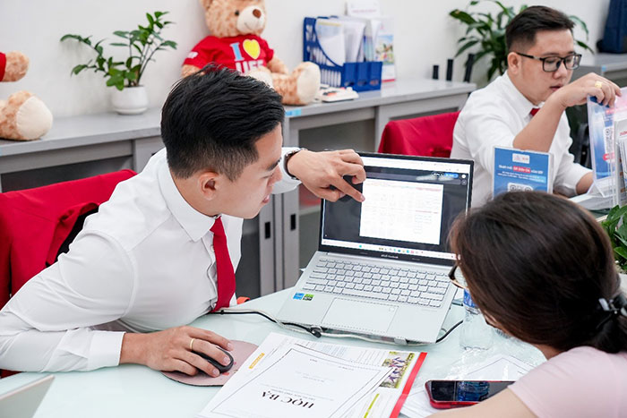 Ngay sau kỳ thi tốt nghiệp THPT, nhiều thí sinh đến UEF đăng ký thông tin xét học bạ