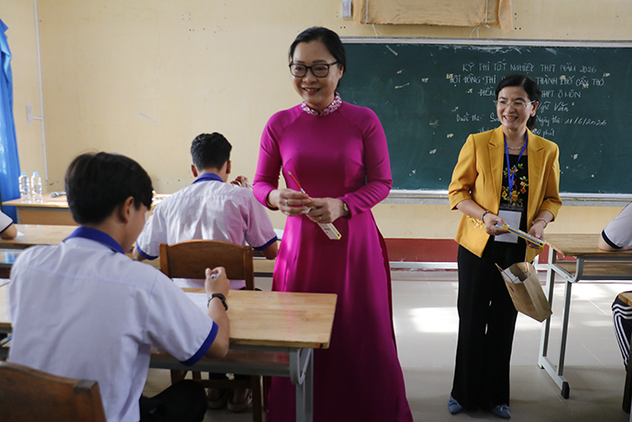 Ngày thi đầu tiên: Thứ trưởng Nguyễn Thị Quyên Thanh động viên thí sinh và cán bộ tham gia công tác thi TP.Cần Thơ