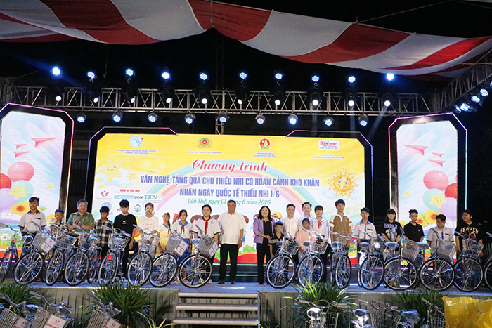 Chăm lo cho các em học sinh vượt khó học tốt