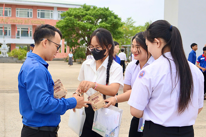 Đà Nẵng: 2.500 tình nguyện viên tiếp sức mùa thi
