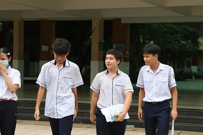 Thí sinh TP.HCM nhẹ nhõm sau môn thi đầu tiên vào lớp 10